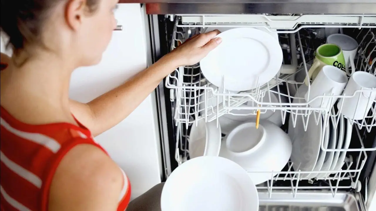 Il segreto del detersivo per lavastoviglie fatto in casa: come prepararlo e risparmiare davvero