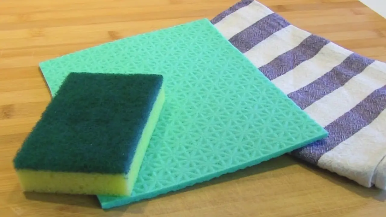 I tuoi panni da cucina puzzano e sono un ricettacolo di germi: ecco come disinfettarli subito