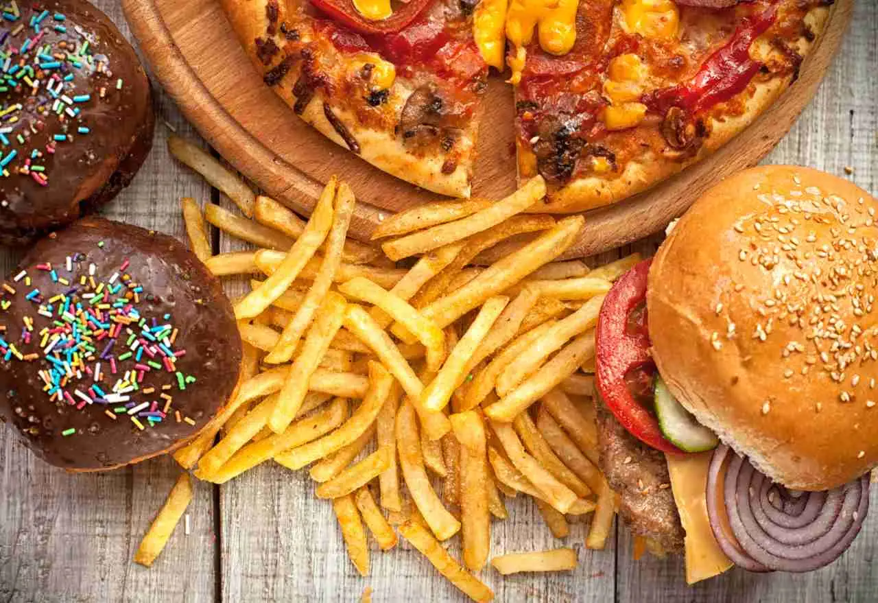 Pensi di mangiare sano? Ecco la differenza nascosta tra cibo salutare e spazzatura