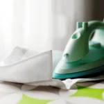 Hai sempre sbagliato l’orario in cui stiri: ecco quando farlo per dimezzare la bolletta