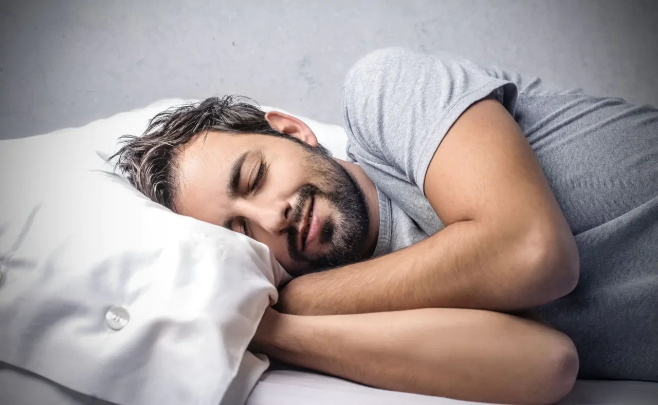 Non riesci a dormire? Ecco gli alimenti che devi assolutamente evitare la sera per avere un sonno profondo